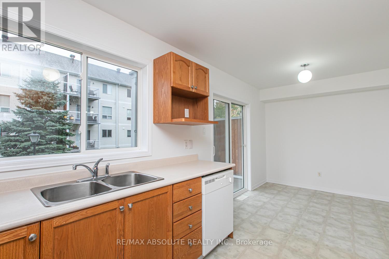 Photo 11 of 242 Gershwin Private, Ottawa ON
