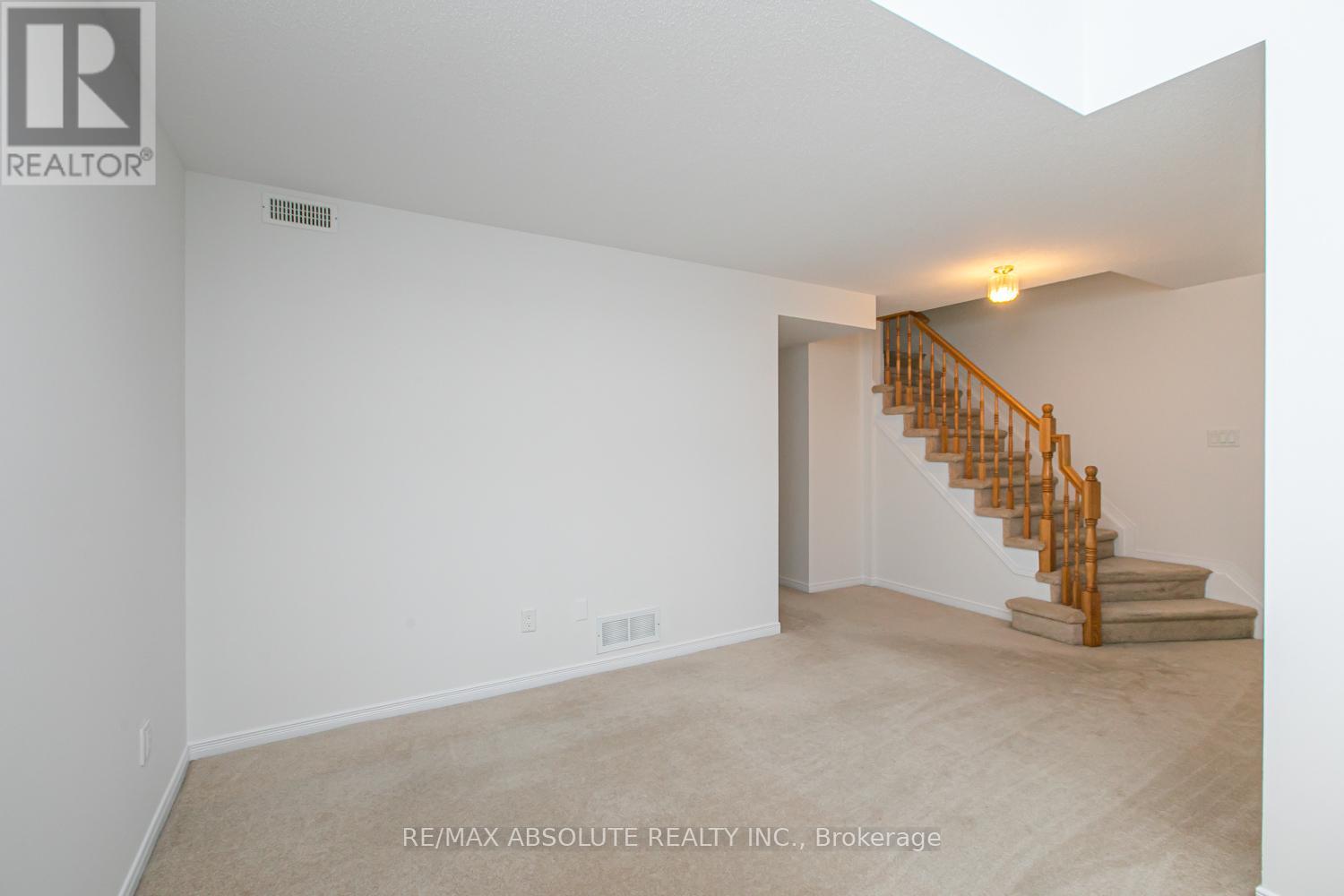Photo 18 of 242 Gershwin Private, Ottawa ON