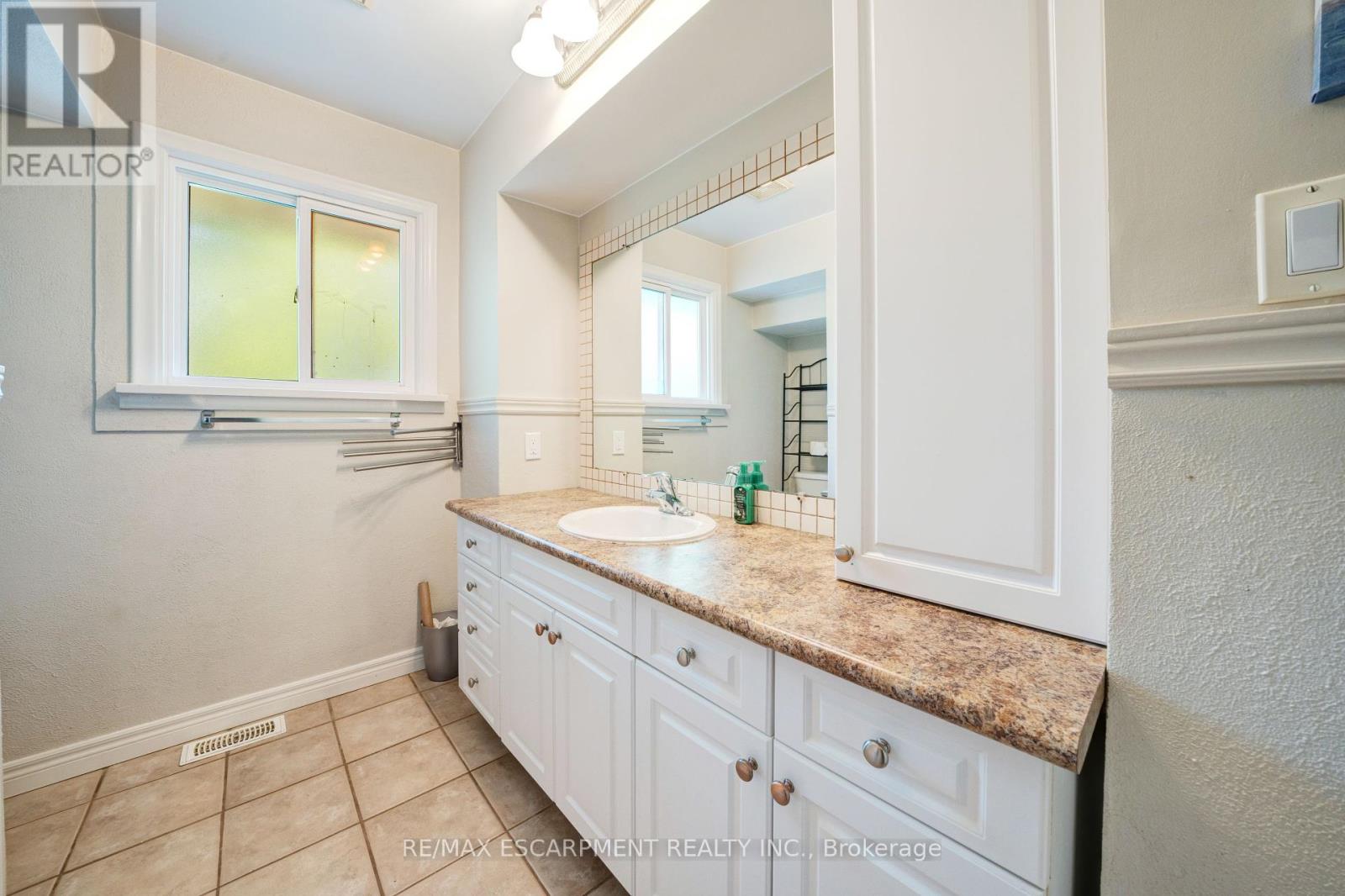 Photo 12 of 84 Jacobson Avenue, St Catharines ON