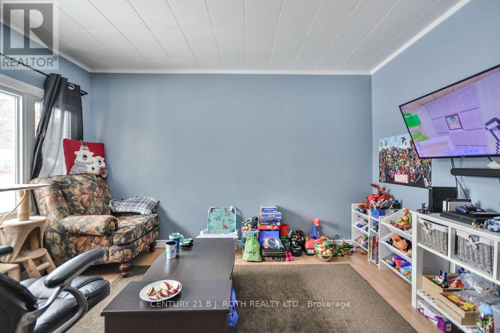 Photo 17 of 8 Summerset Place, Essa ON