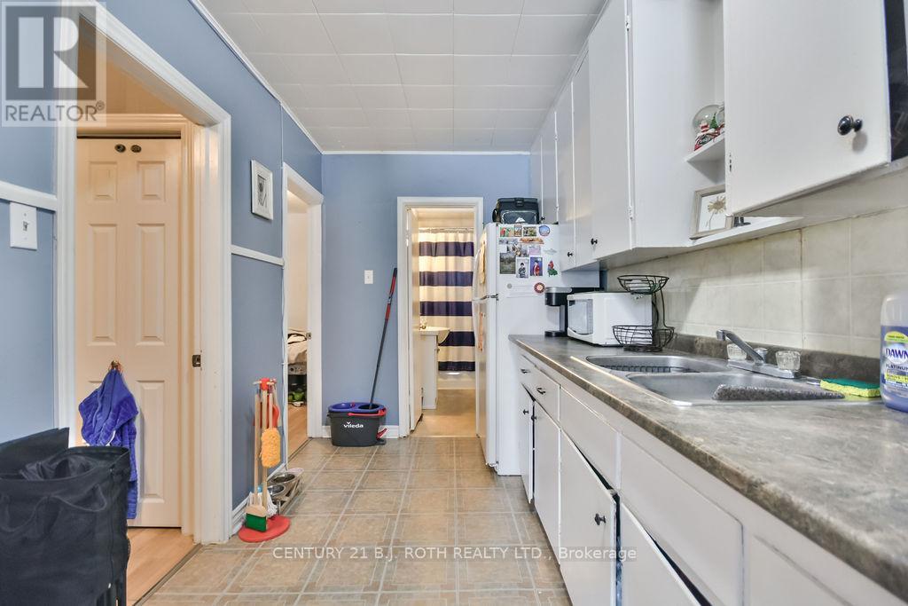 8 SUMMERSET PLACE - 13