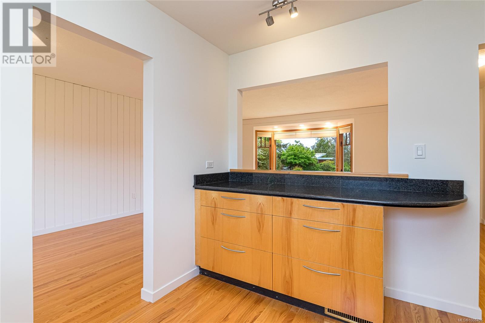 3928 CADBORO BAY RD - Image 15