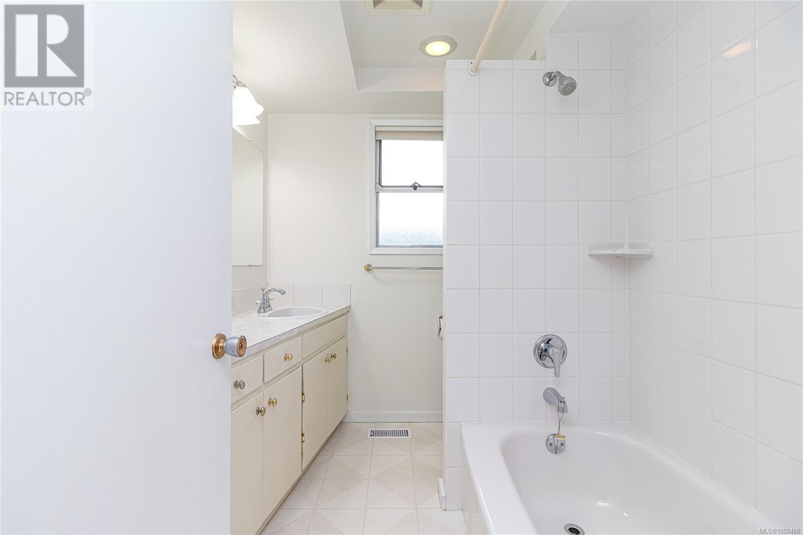 3928 CADBORO BAY RD - Image 20