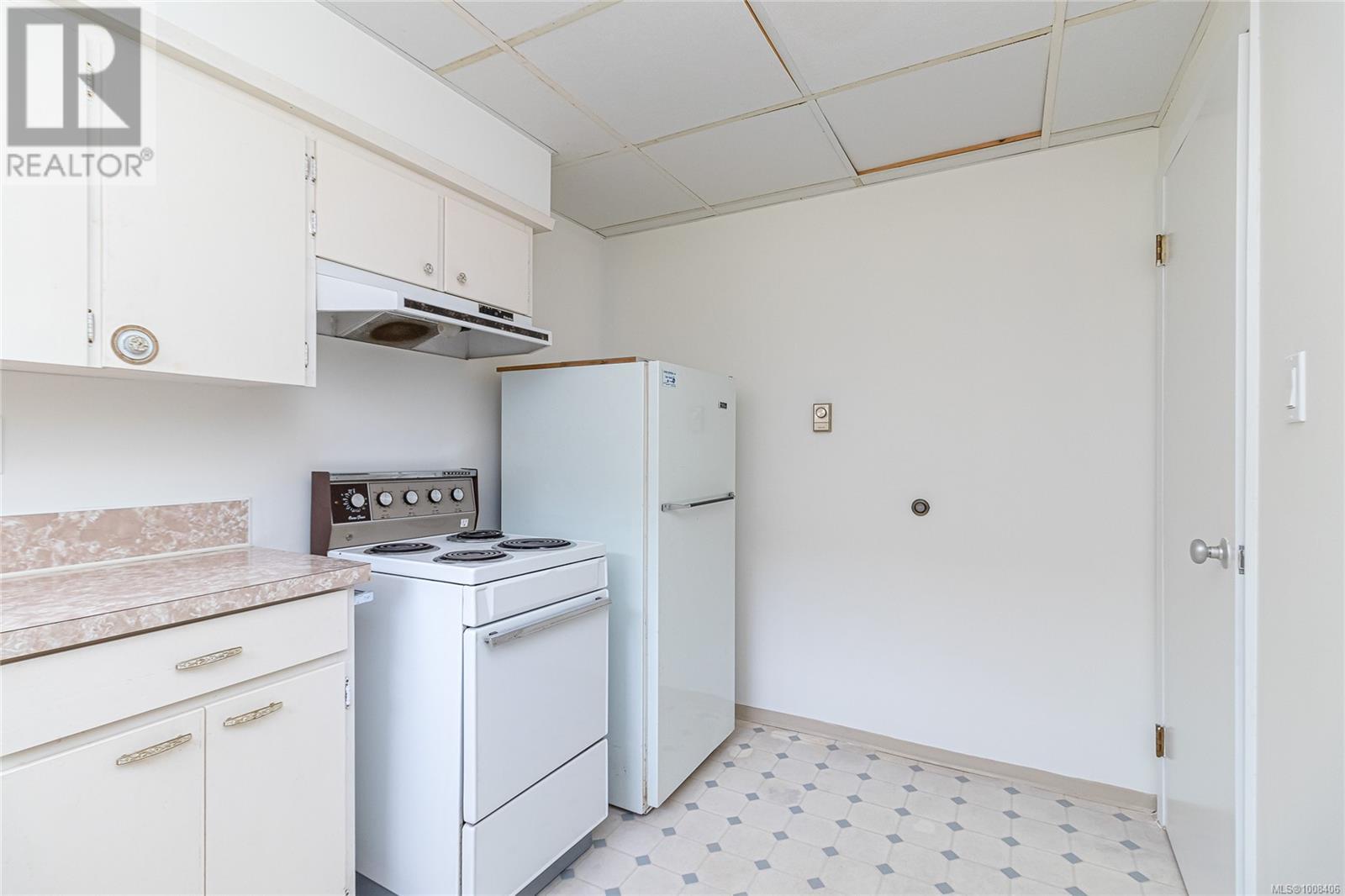 3928 CADBORO BAY RD - Image 22