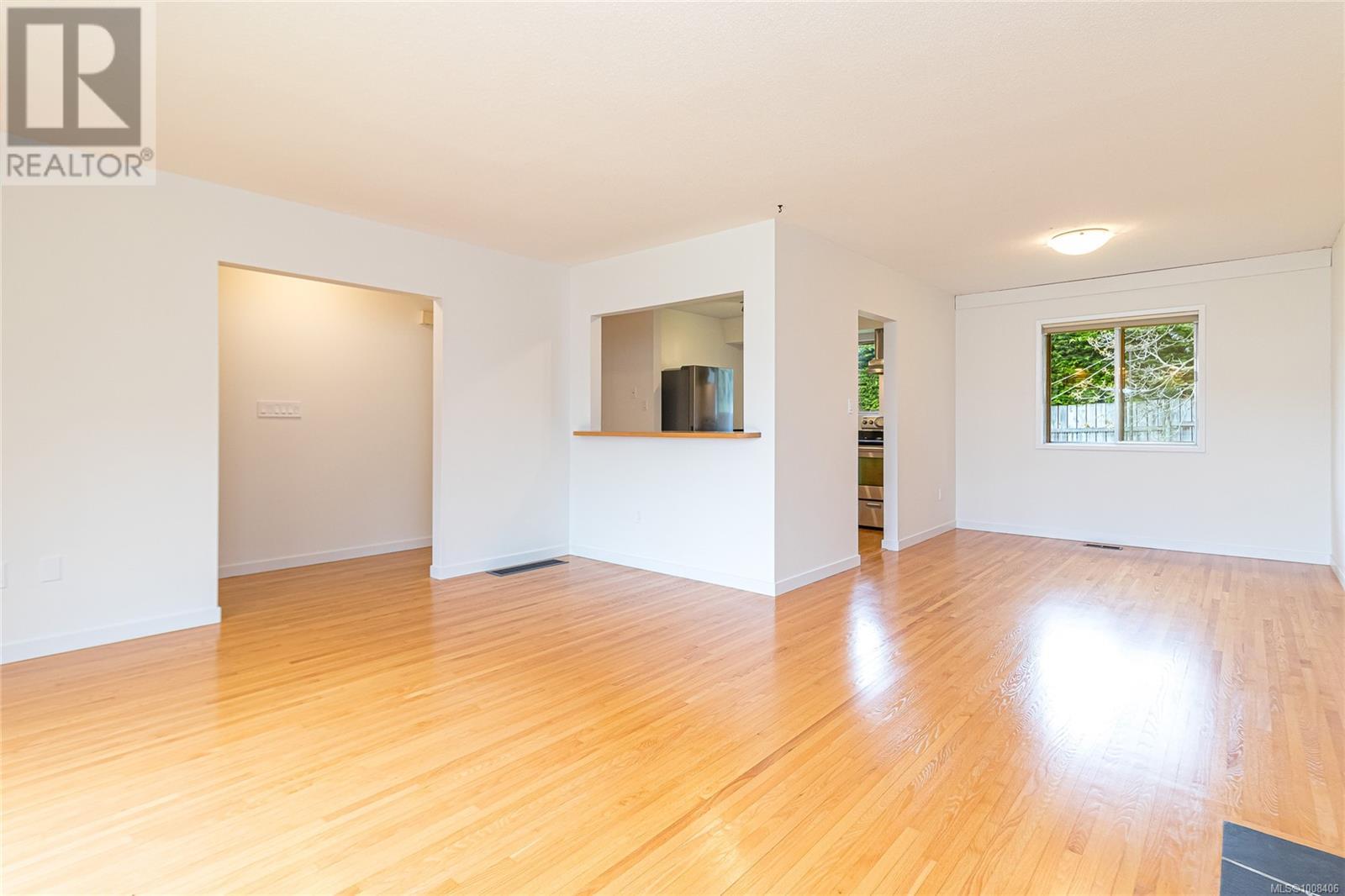 3928 CADBORO BAY RD - Image 29