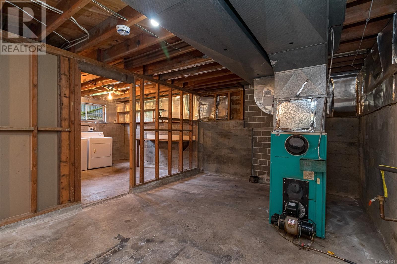 3928 CADBORO BAY RD - Image 30