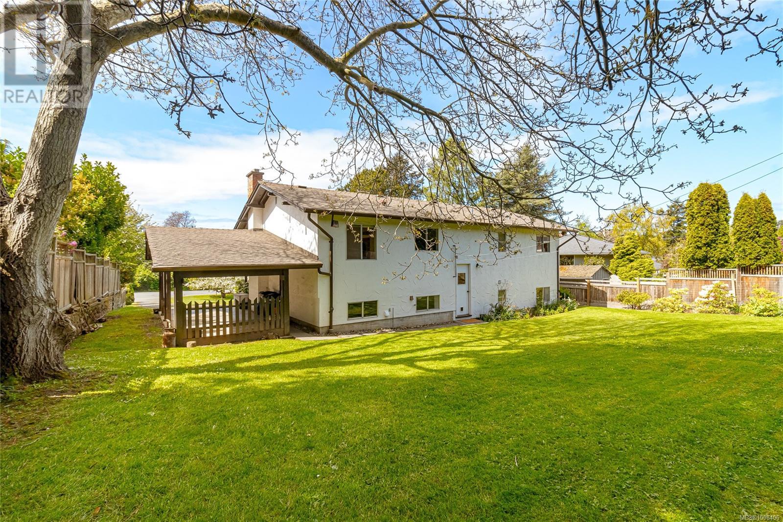 3928 CADBORO BAY RD - Image 32
