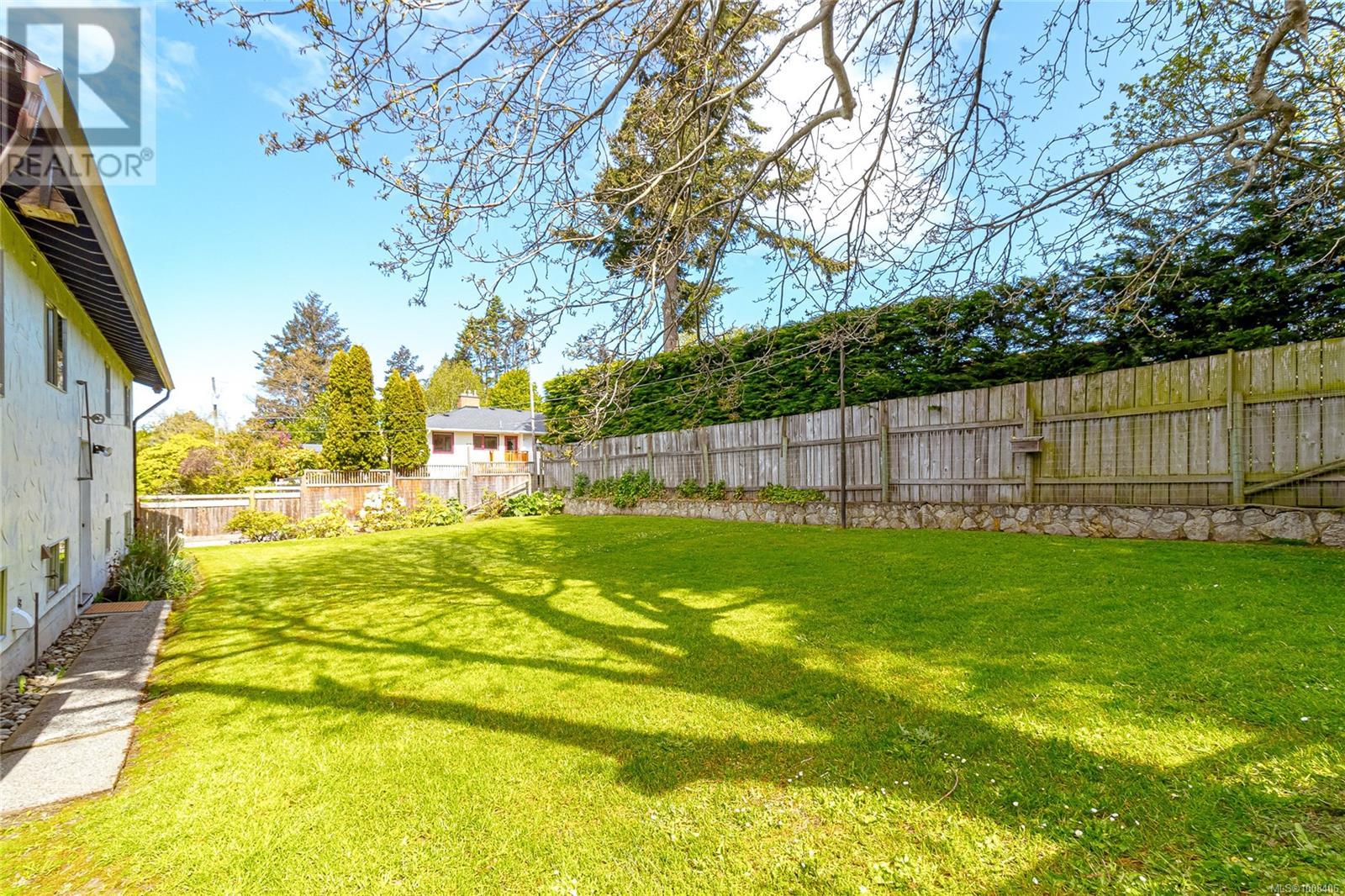 3928 CADBORO BAY RD - Image 33