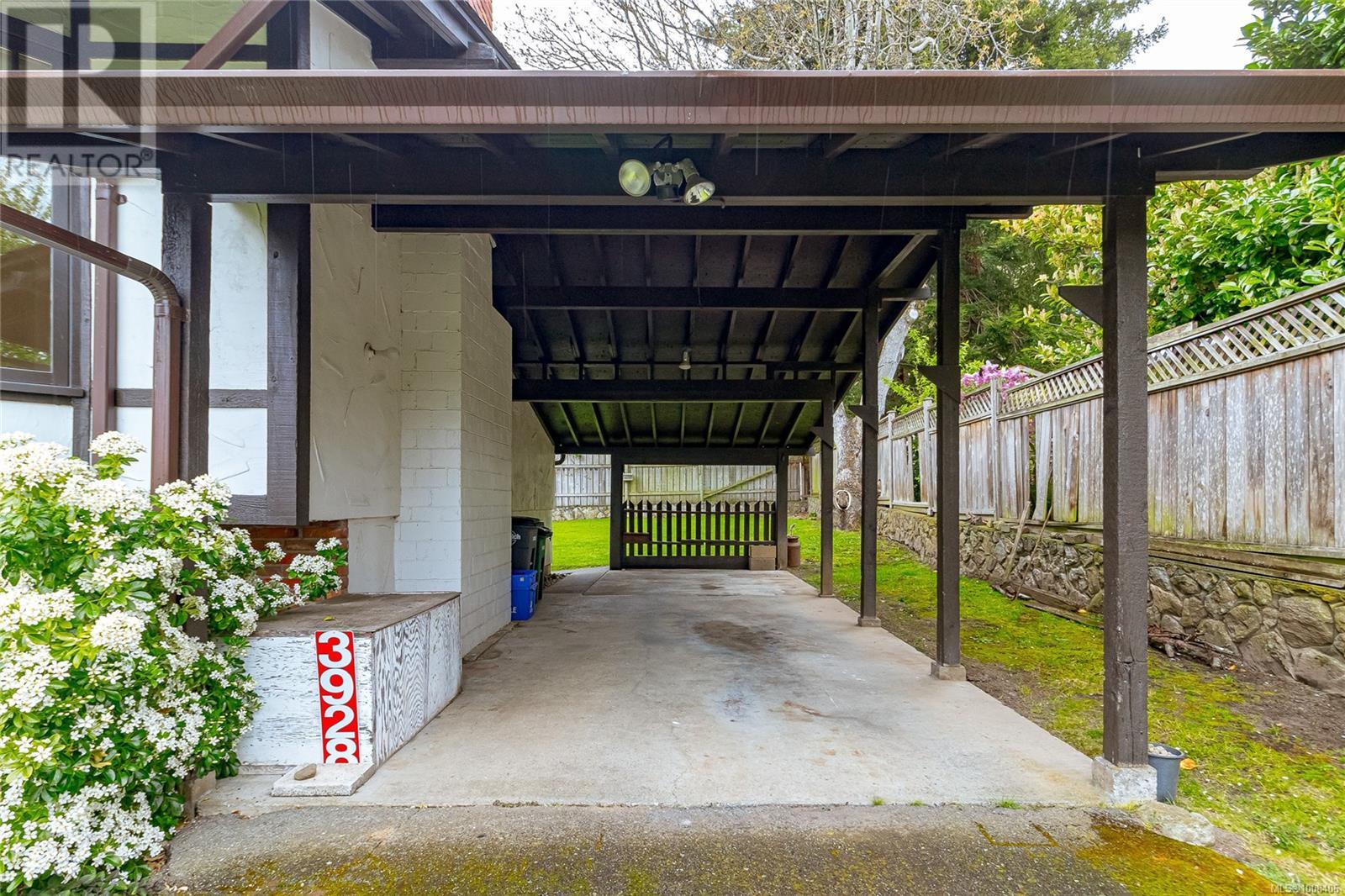 3928 CADBORO BAY RD - Image 34