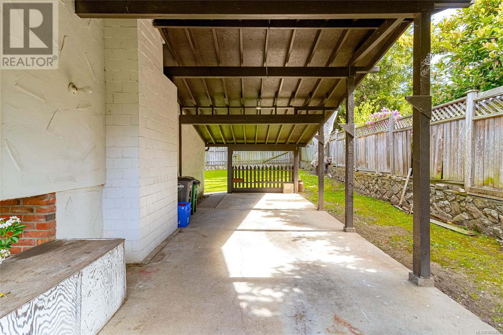 3928 CADBORO BAY RD - Image 35