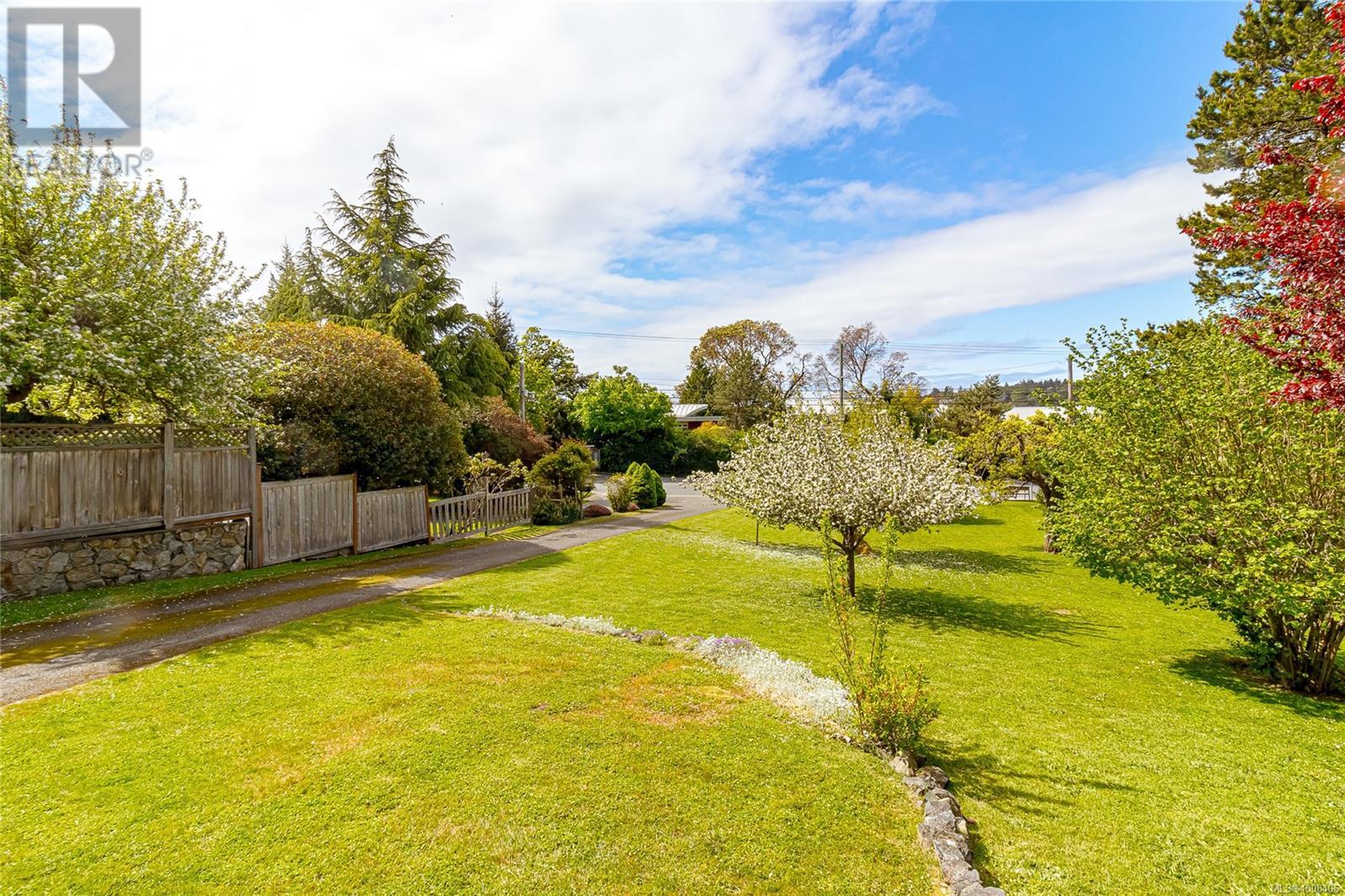 3928 CADBORO BAY RD - Image 36