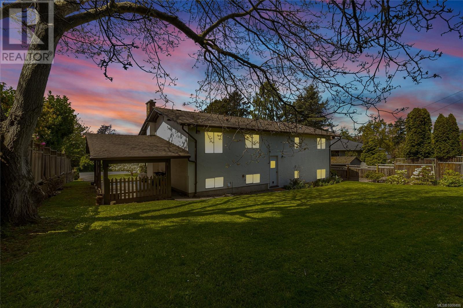 3928 CADBORO BAY RD - Image 37