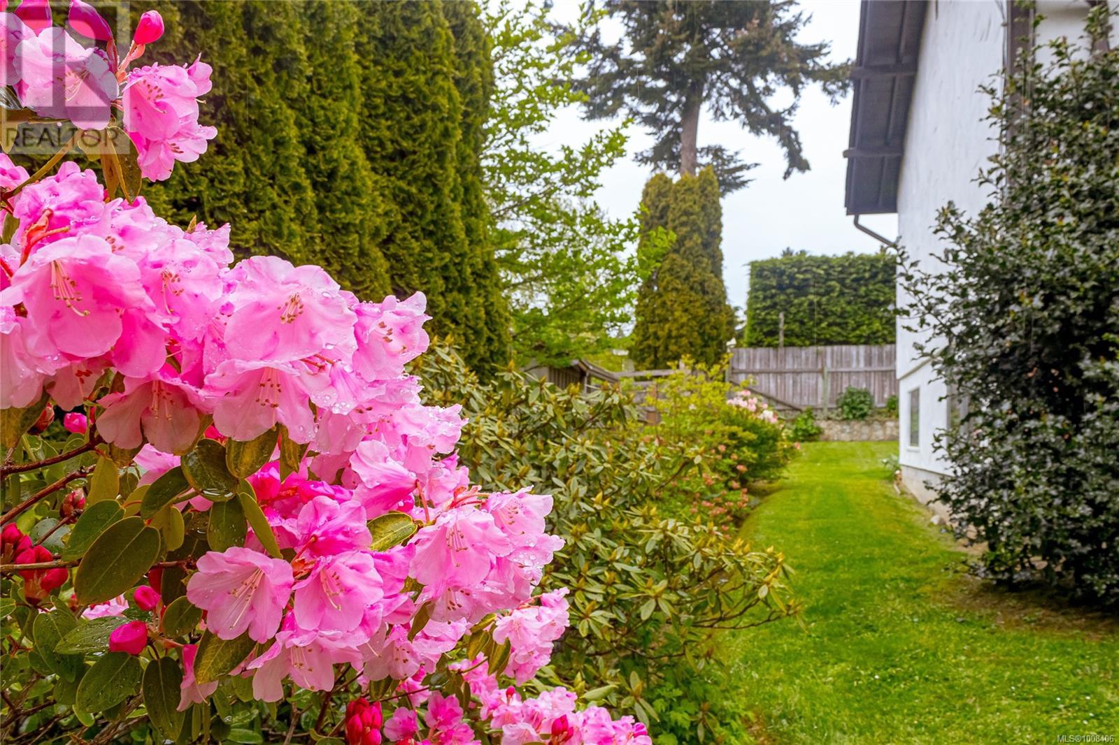 3928 CADBORO BAY RD - Image 40