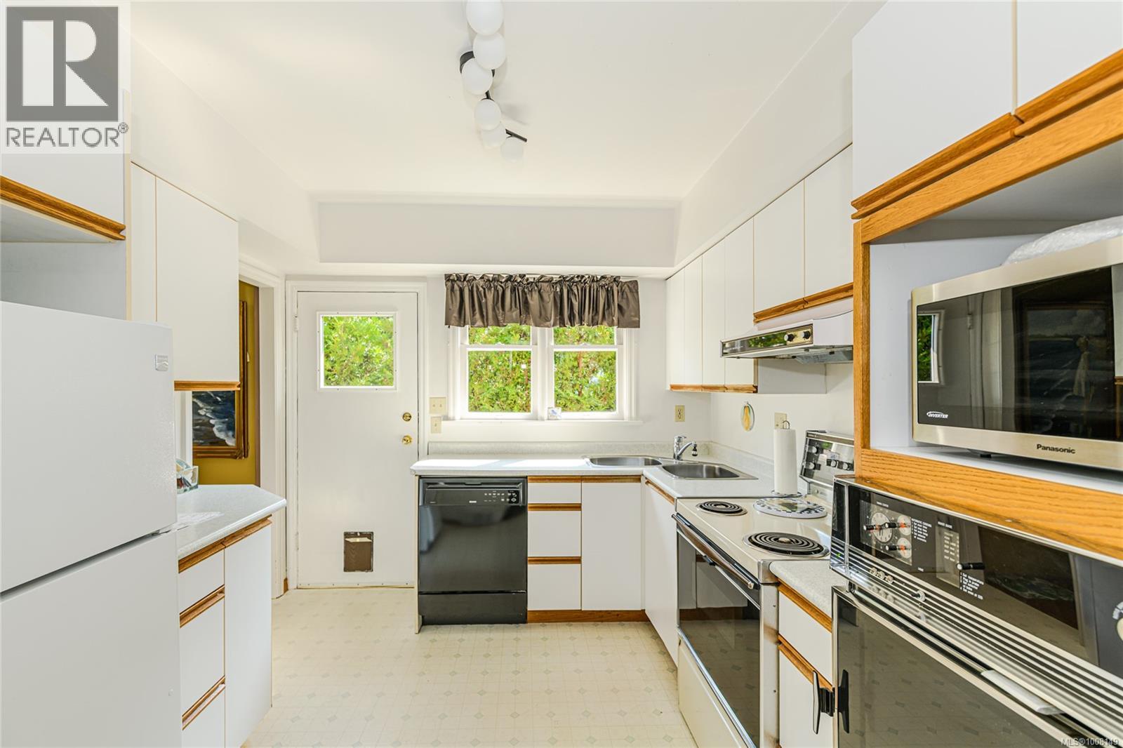 Photo 11 of 787 Newport Ave, Oak Bay BC