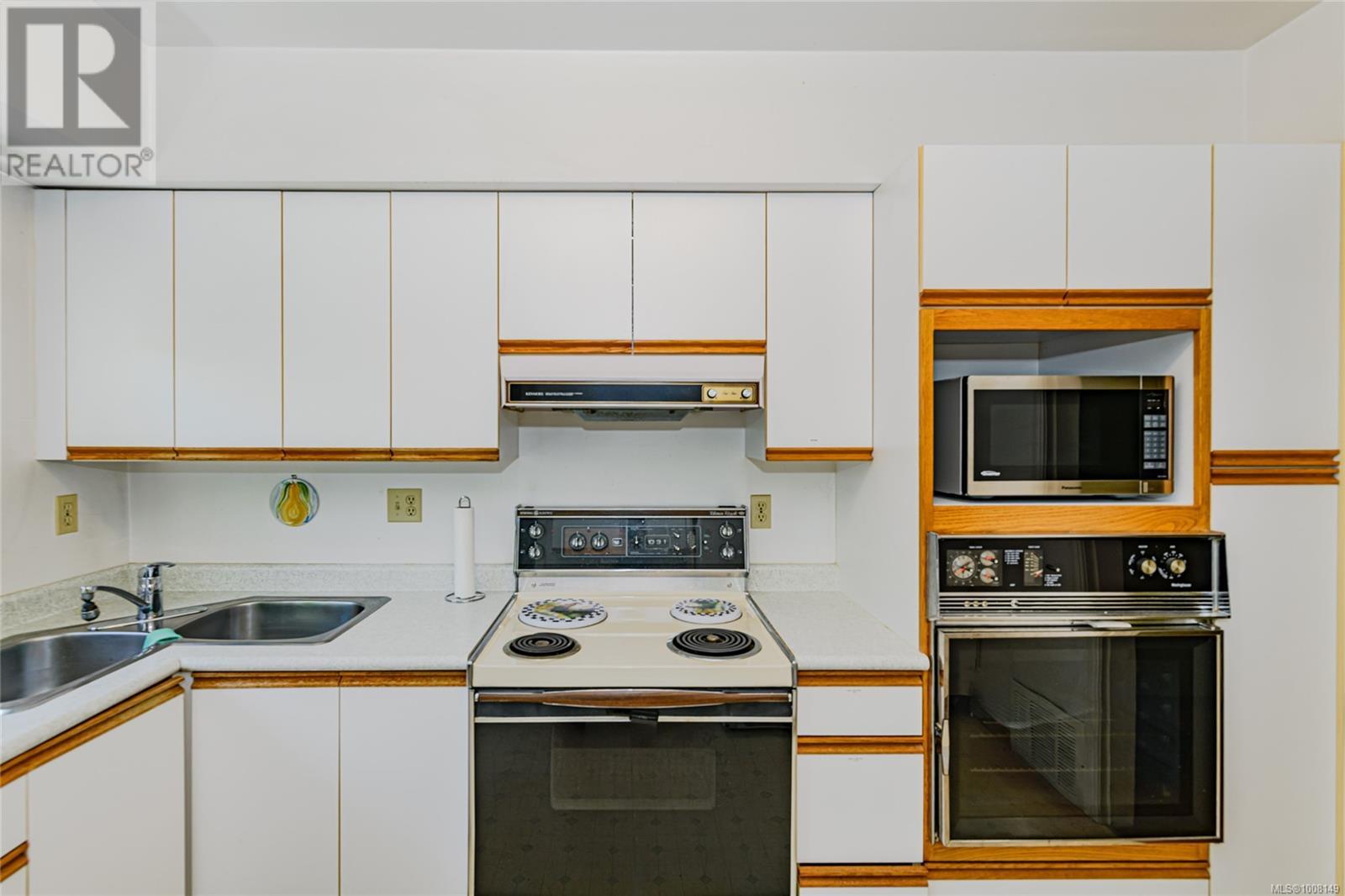 Photo 12 of 787 Newport Ave, Oak Bay BC