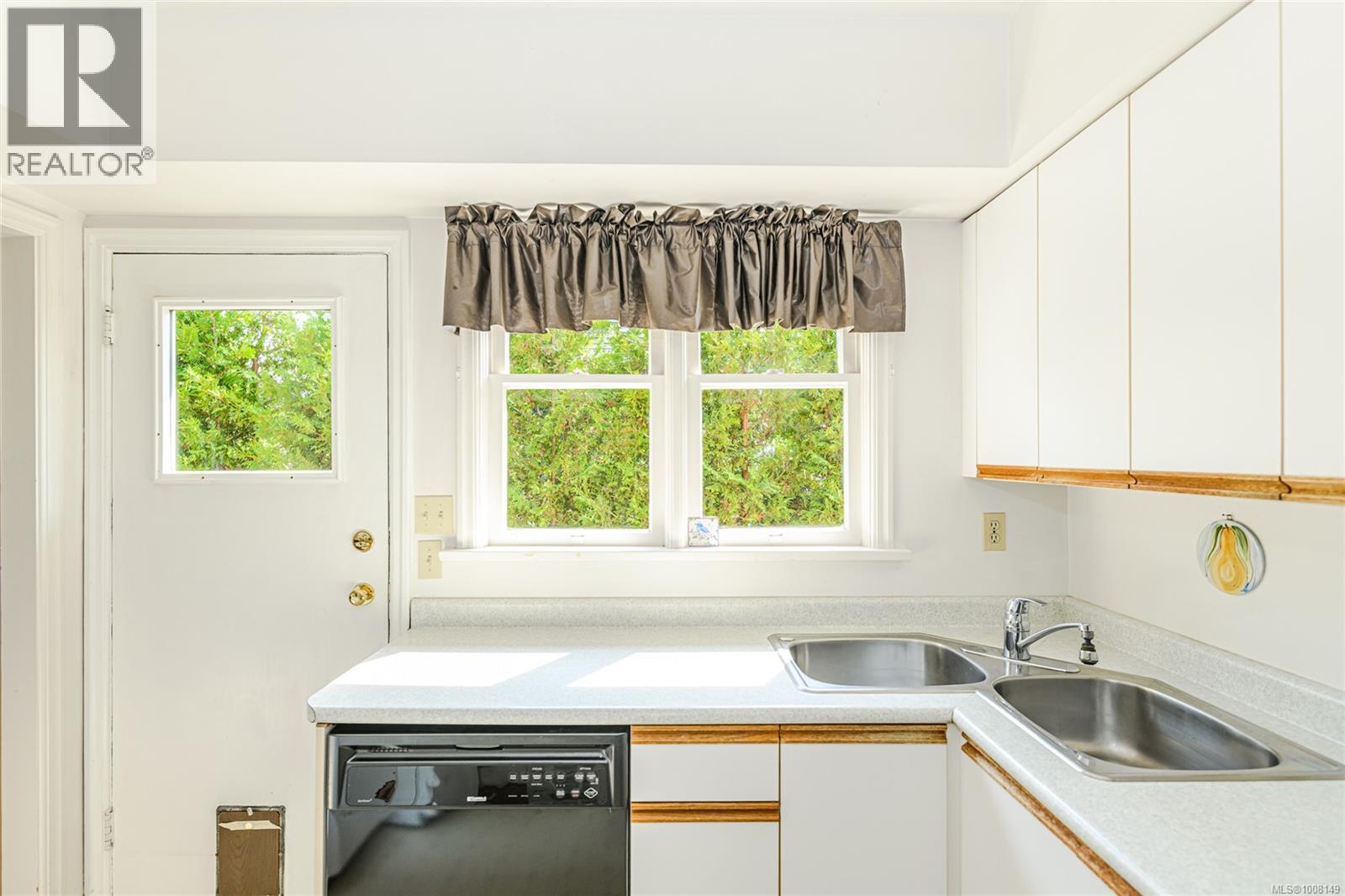 Photo 13 of 787 Newport Ave, Oak Bay BC