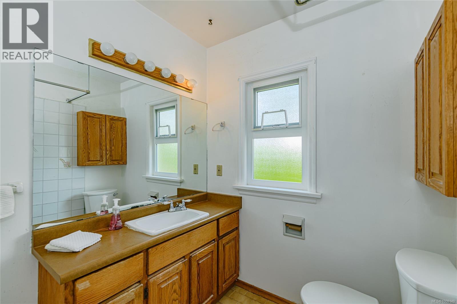 Photo 18 of 787 Newport Ave, Oak Bay BC