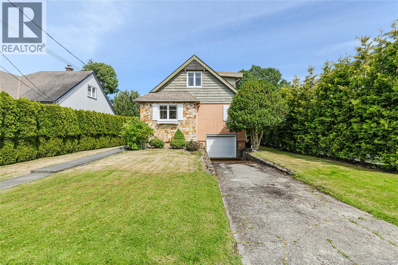 Photo 3 of 787 Newport Ave, Oak Bay BC