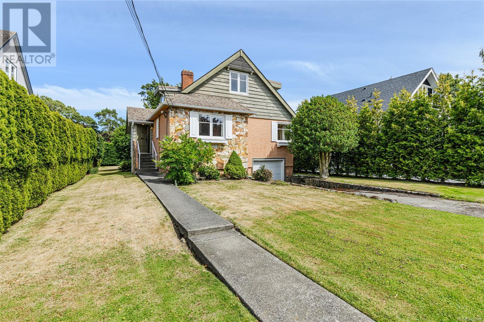 Photo 2 of 787 Newport Ave, Oak Bay BC