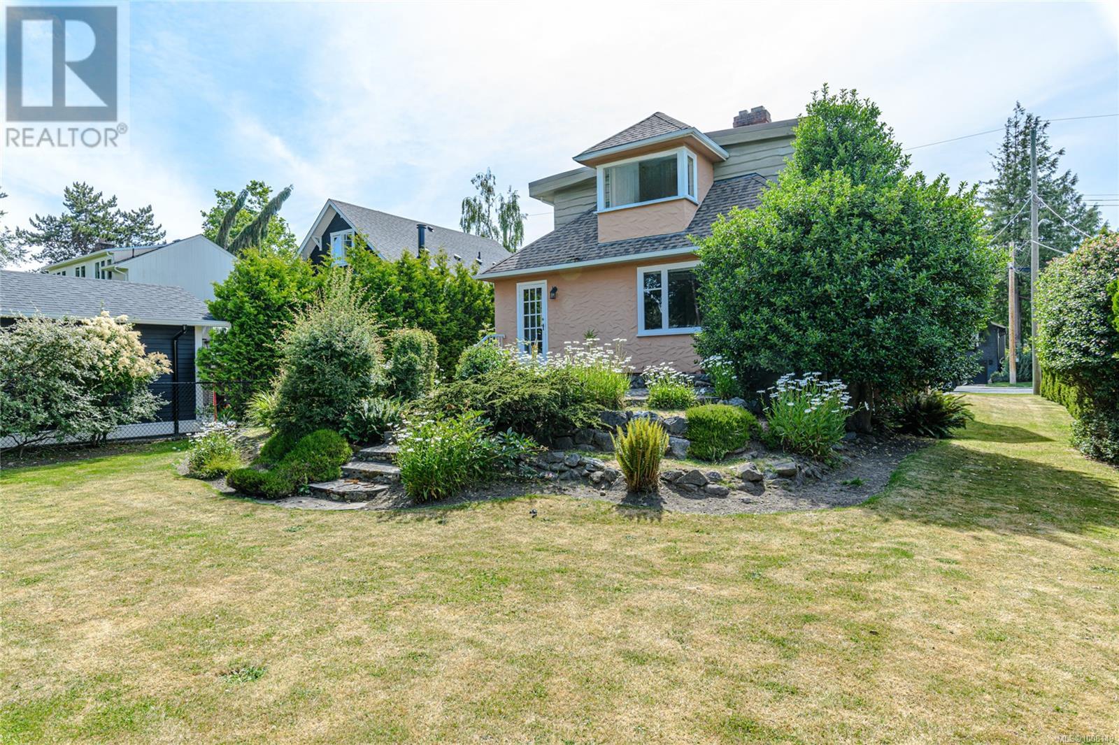 Photo 31 of 787 Newport Ave, Oak Bay BC
