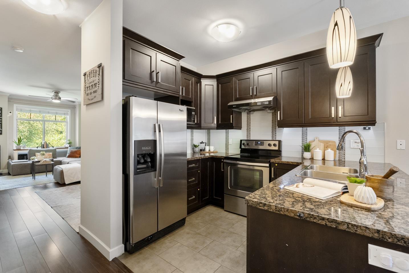 Photo 10 of 38 7121 192 Street, Surrey BC