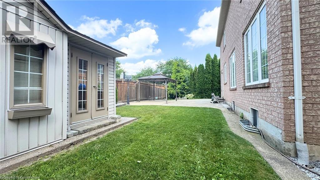 Photo 10 of 2295 Avalon Drive, Burlington ON