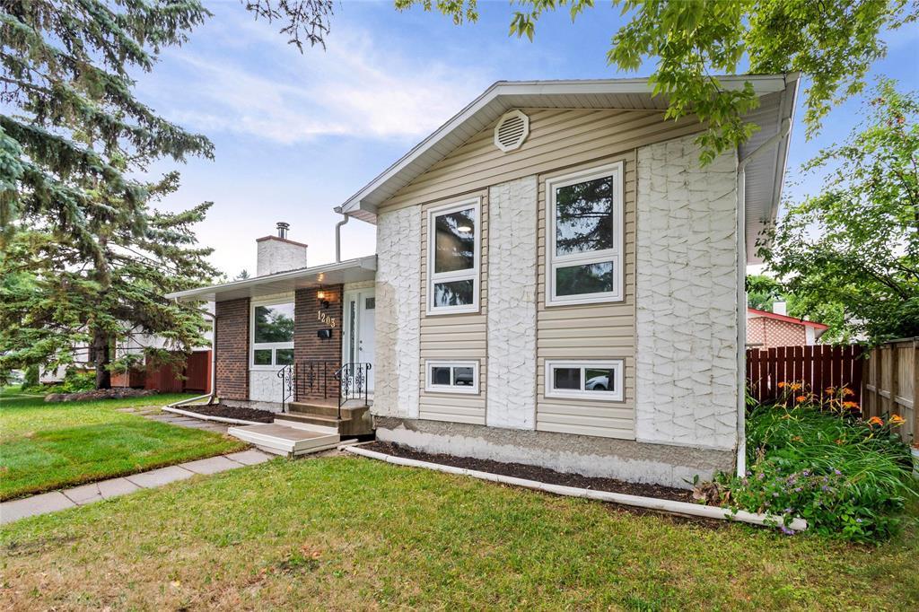 Photo 3 of 1203 Chancellor Drive, Winnipeg MB