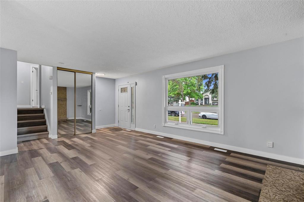 Photo 4 of 1203 Chancellor Drive, Winnipeg MB