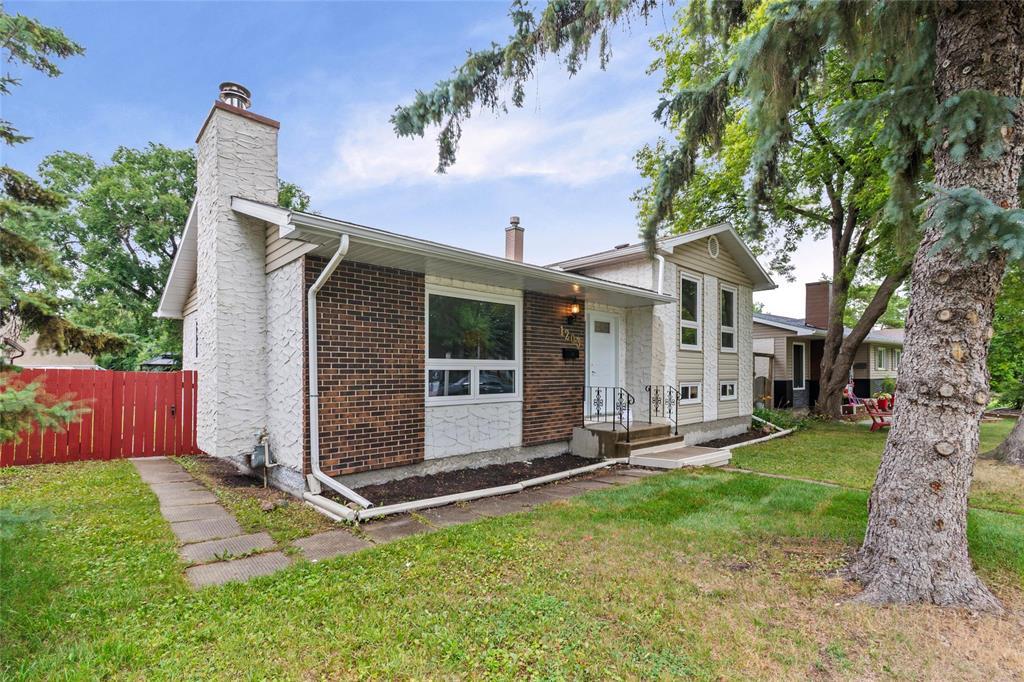 Photo 2 of 1203 Chancellor Drive, Winnipeg MB