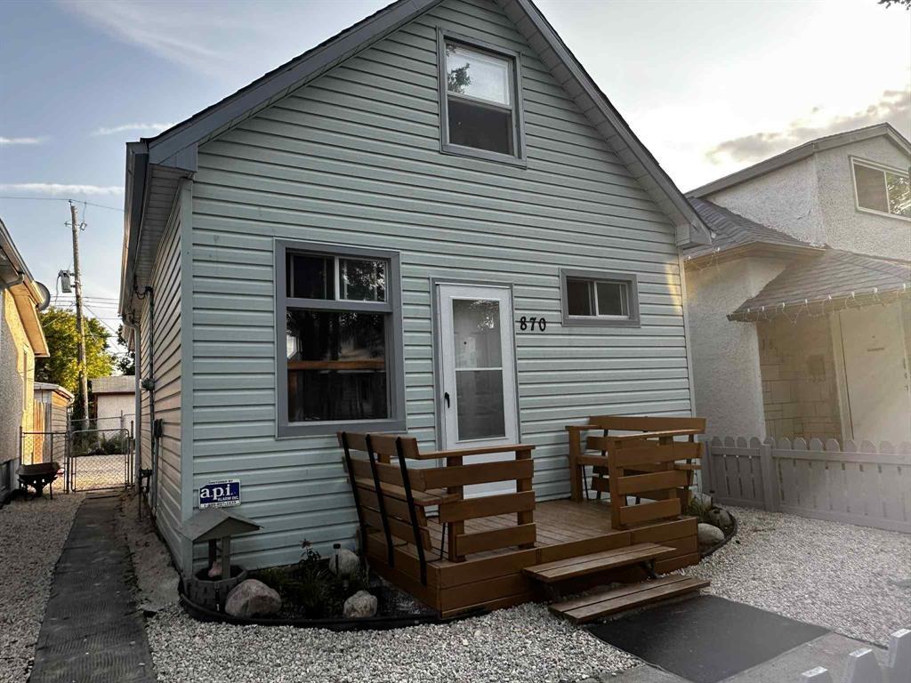 Photo 2 of 870 College Avenue, Winnipeg MB