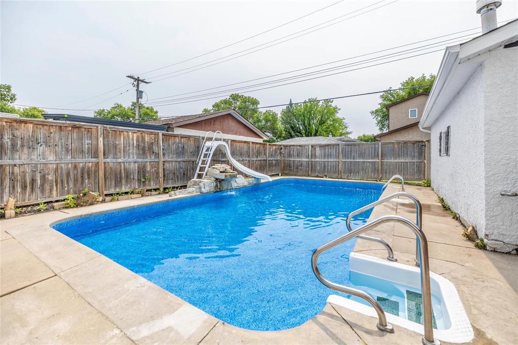 Photo 3 of 152 Larche Avenue W, Winnipeg MB