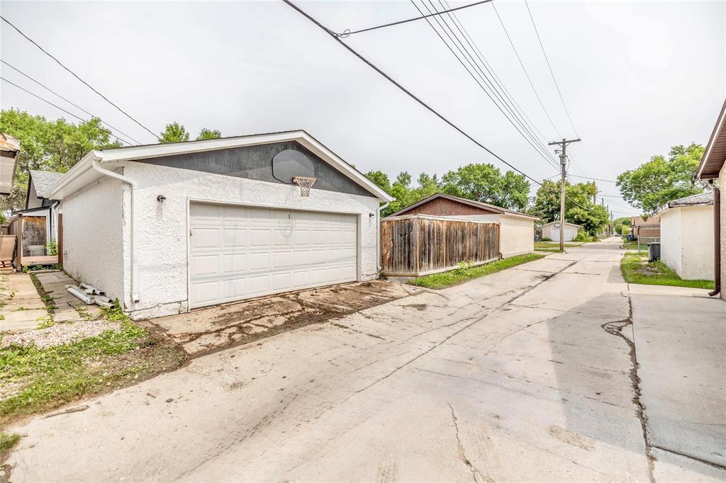 Photo 31 of 152 Larche Avenue W, Winnipeg MB