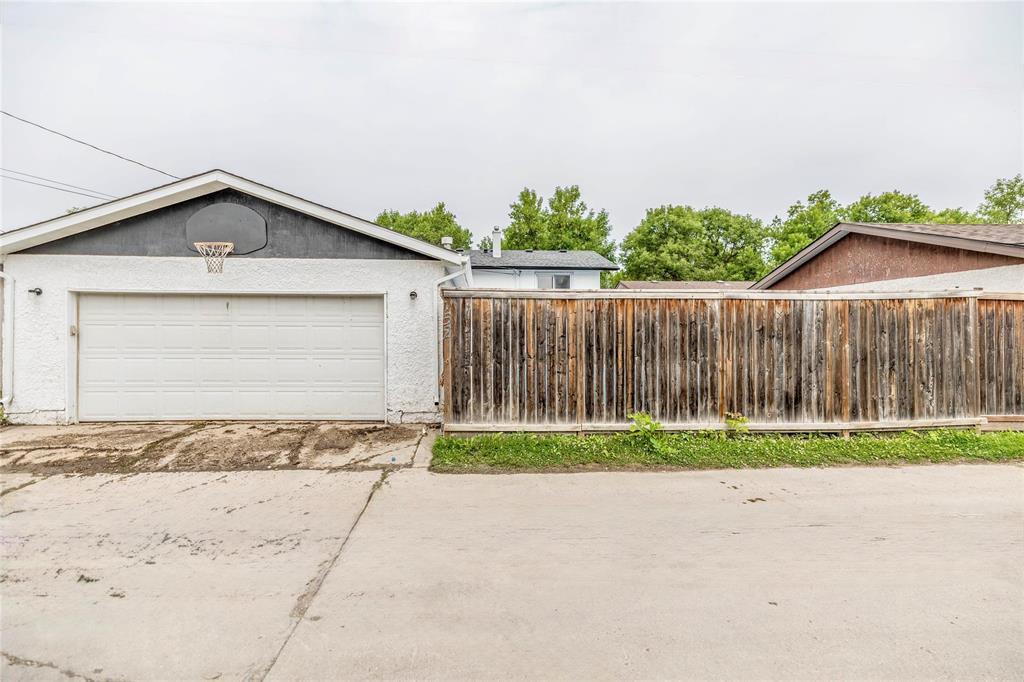 Photo 32 of 152 Larche Avenue W, Winnipeg MB