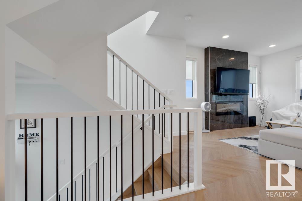 Photo 11 of 4204 Hawthorn Ro Sw, Edmonton AB
