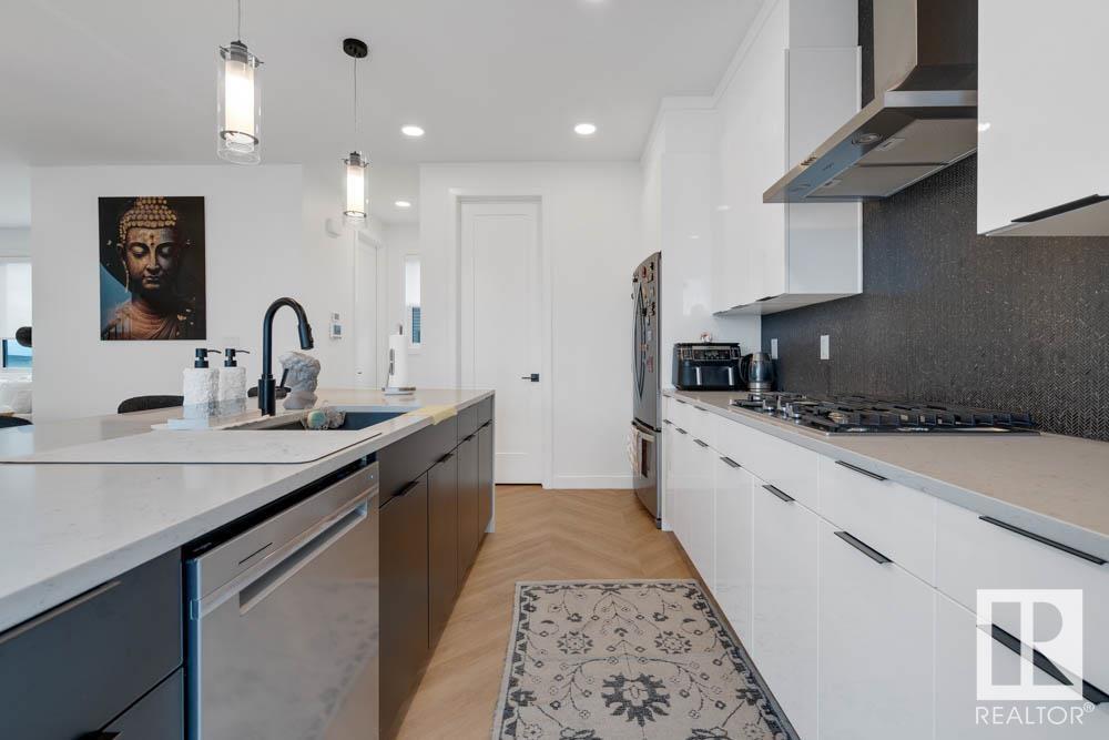 Photo 7 of 4204 Hawthorn Ro Sw, Edmonton AB
