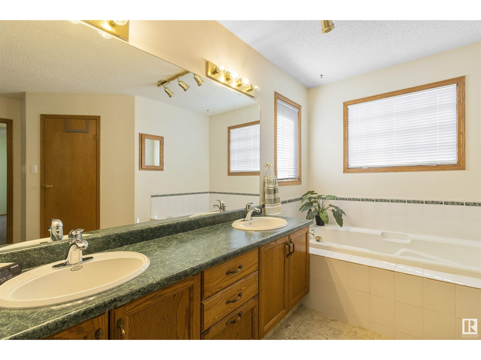 Photo 33 of 101 Nottingham Rd, Sherwood Park AB
