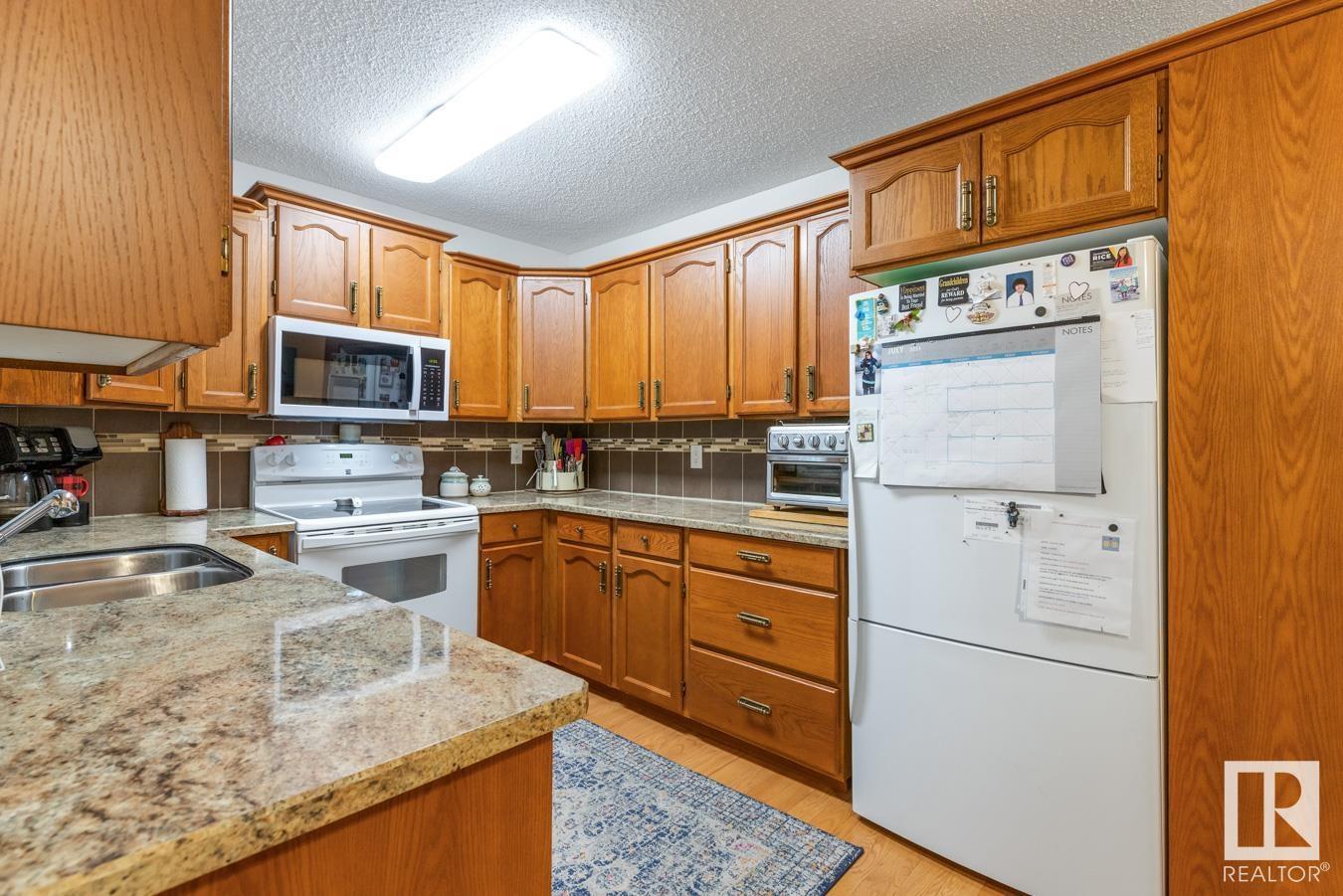 Photo 14 of 10860 25 Av Nw, Edmonton AB