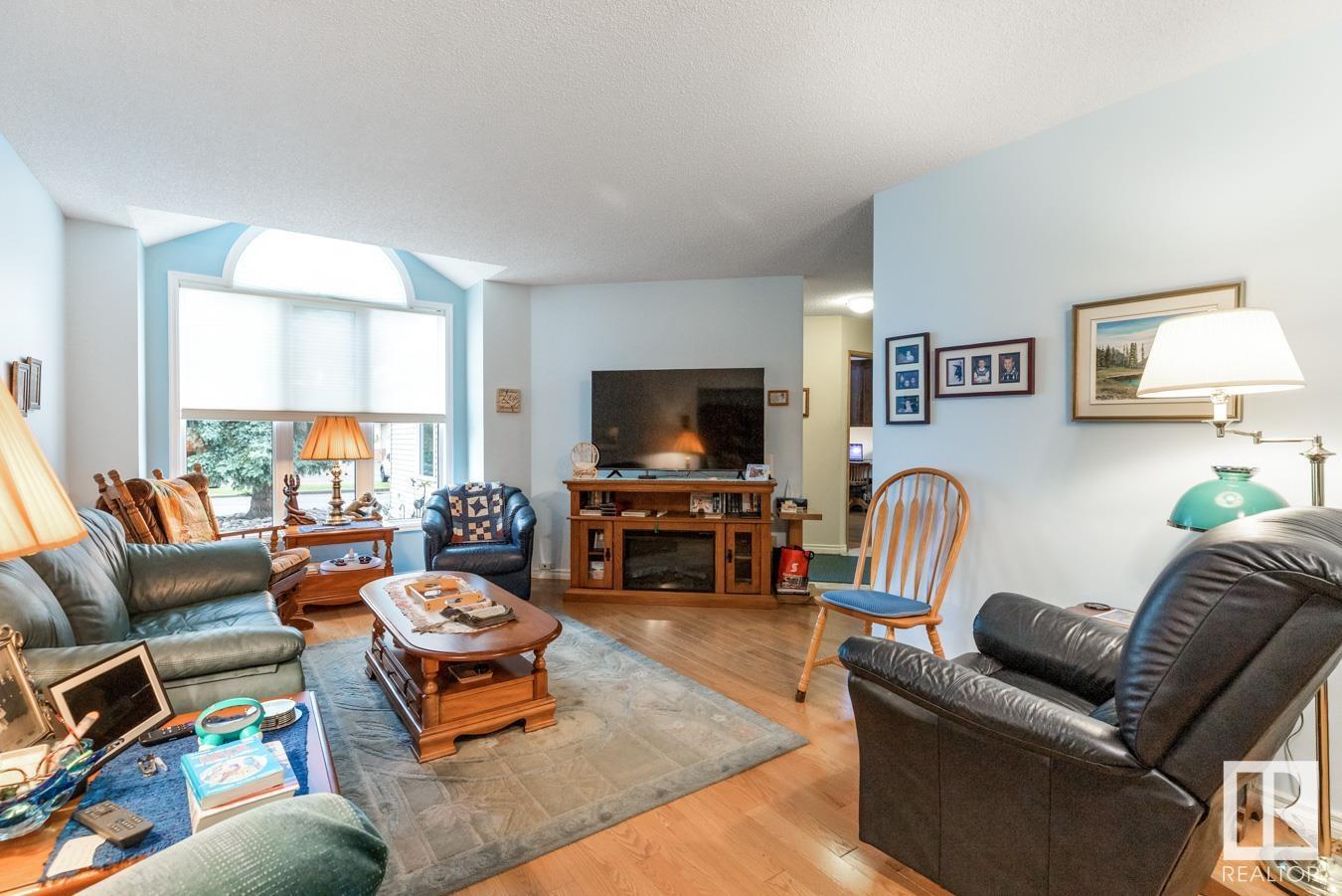 Photo 7 of 10860 25 Av Nw, Edmonton AB