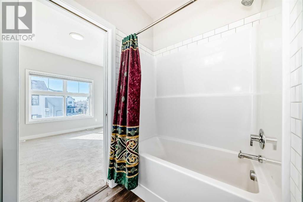 Single Family House for Sale in  Les Jardins Park SE Douglasdale/Glen Calgary 