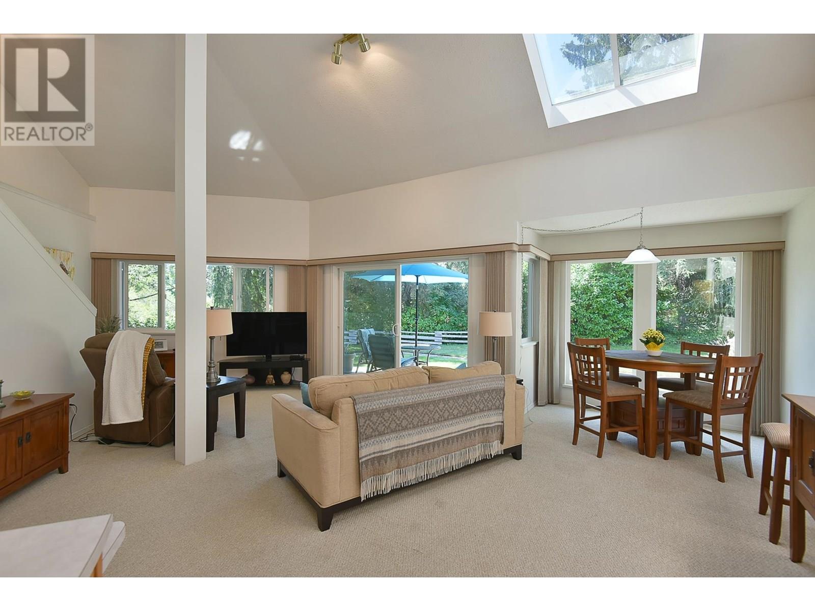 11 5761 WHARF AVENUE, Sechelt