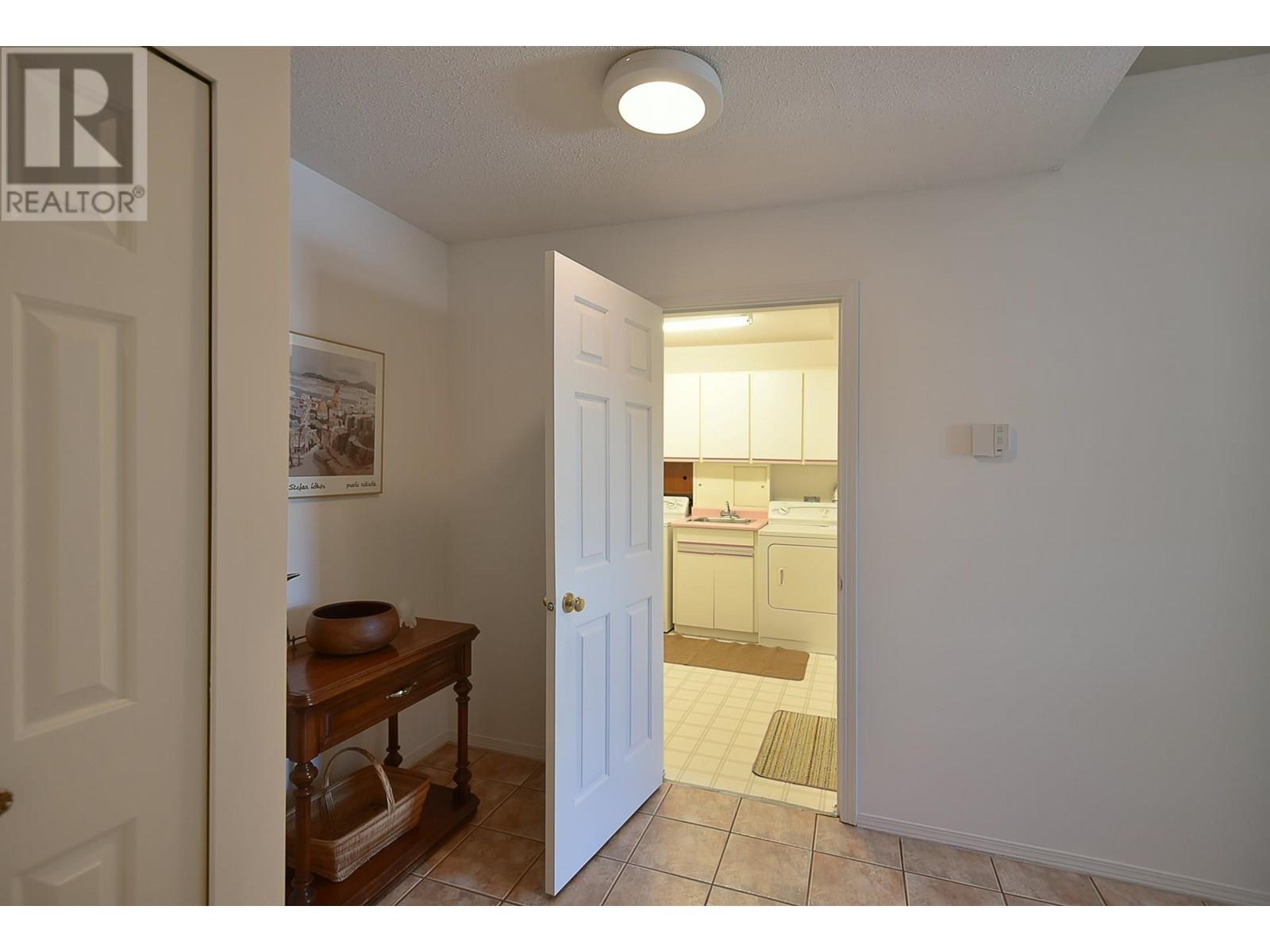 11 5761 WHARF AVENUE, Sechelt