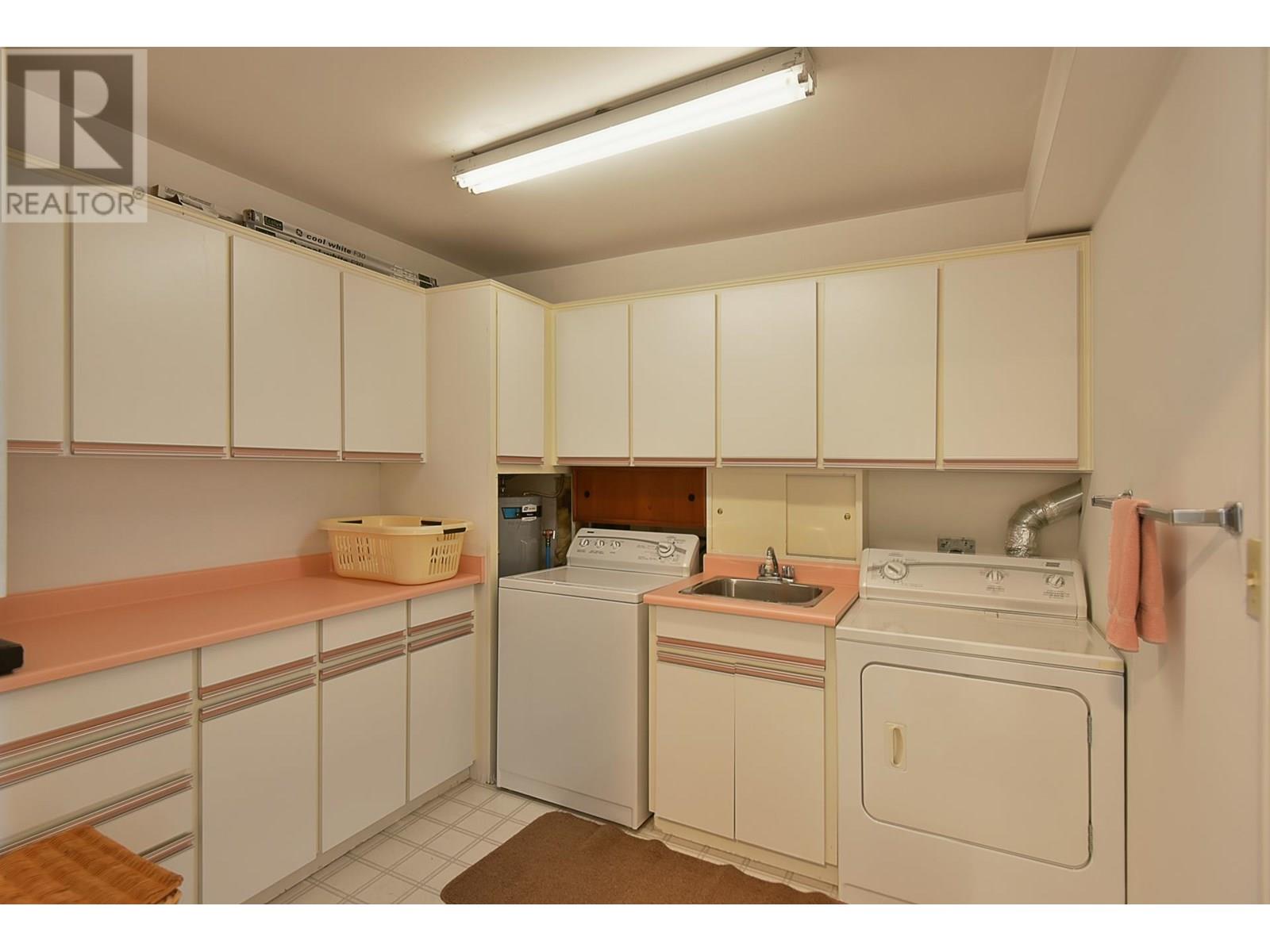 11 5761 WHARF AVENUE, Sechelt