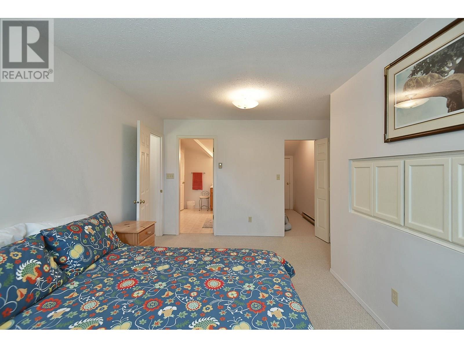 11 5761 WHARF AVENUE, Sechelt