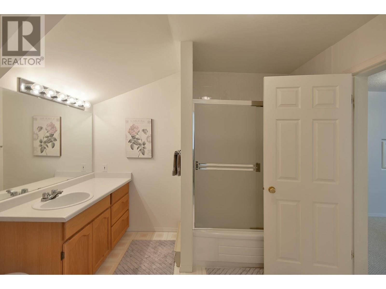 11 5761 WHARF AVENUE, Sechelt