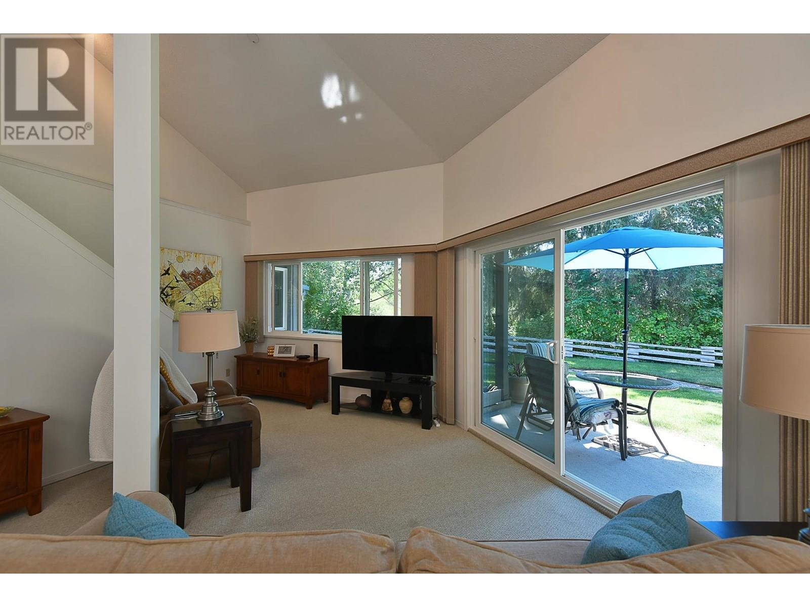 11 5761 WHARF AVENUE, Sechelt