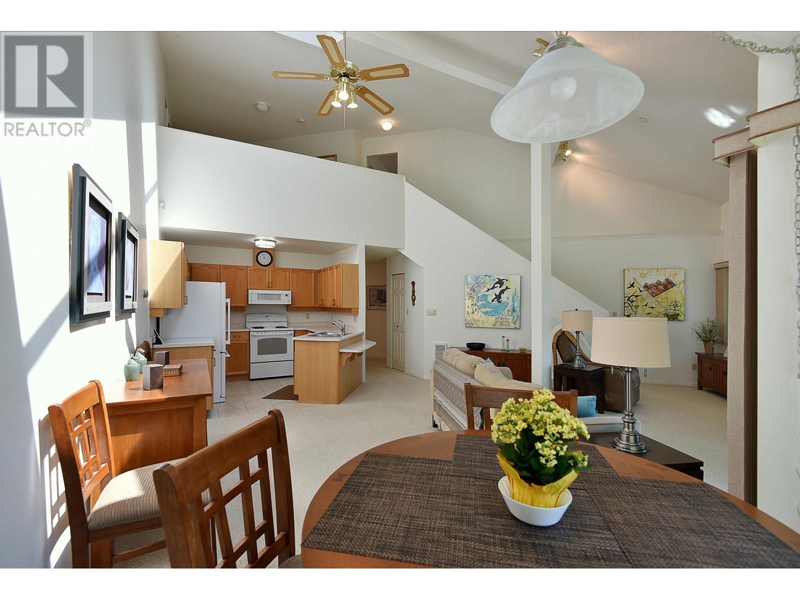 11 5761 WHARF AVENUE, Sechelt