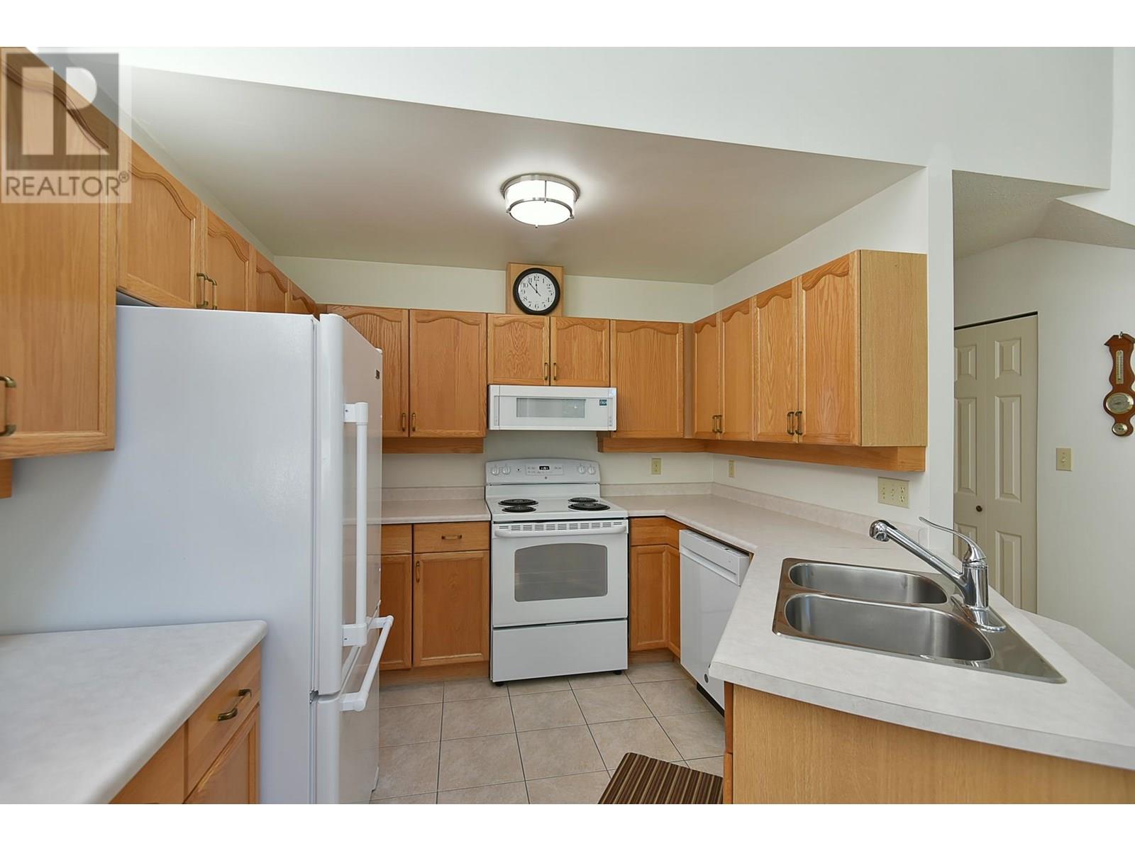 11 5761 WHARF AVENUE, Sechelt
