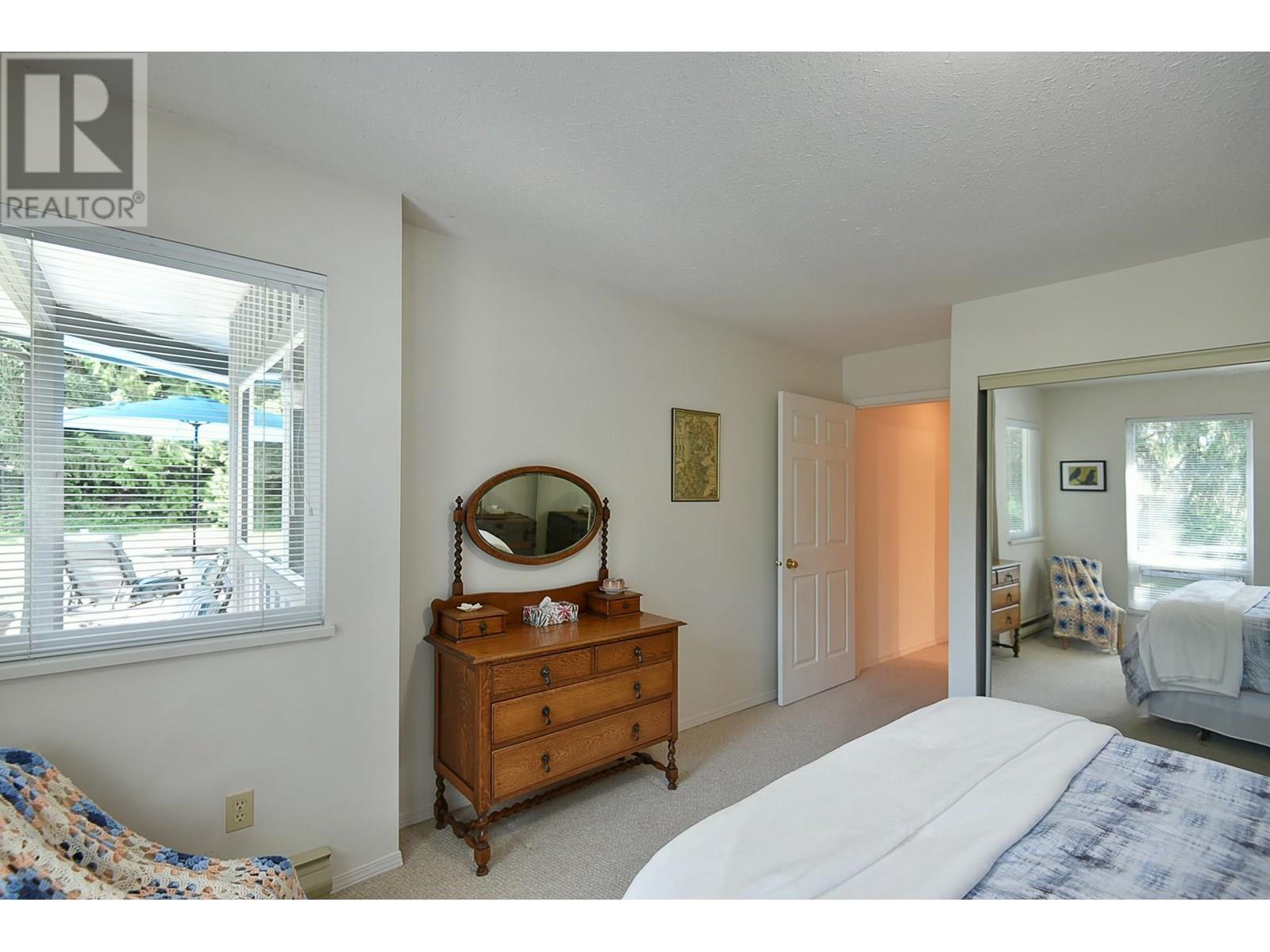 11 5761 WHARF AVENUE, Sechelt