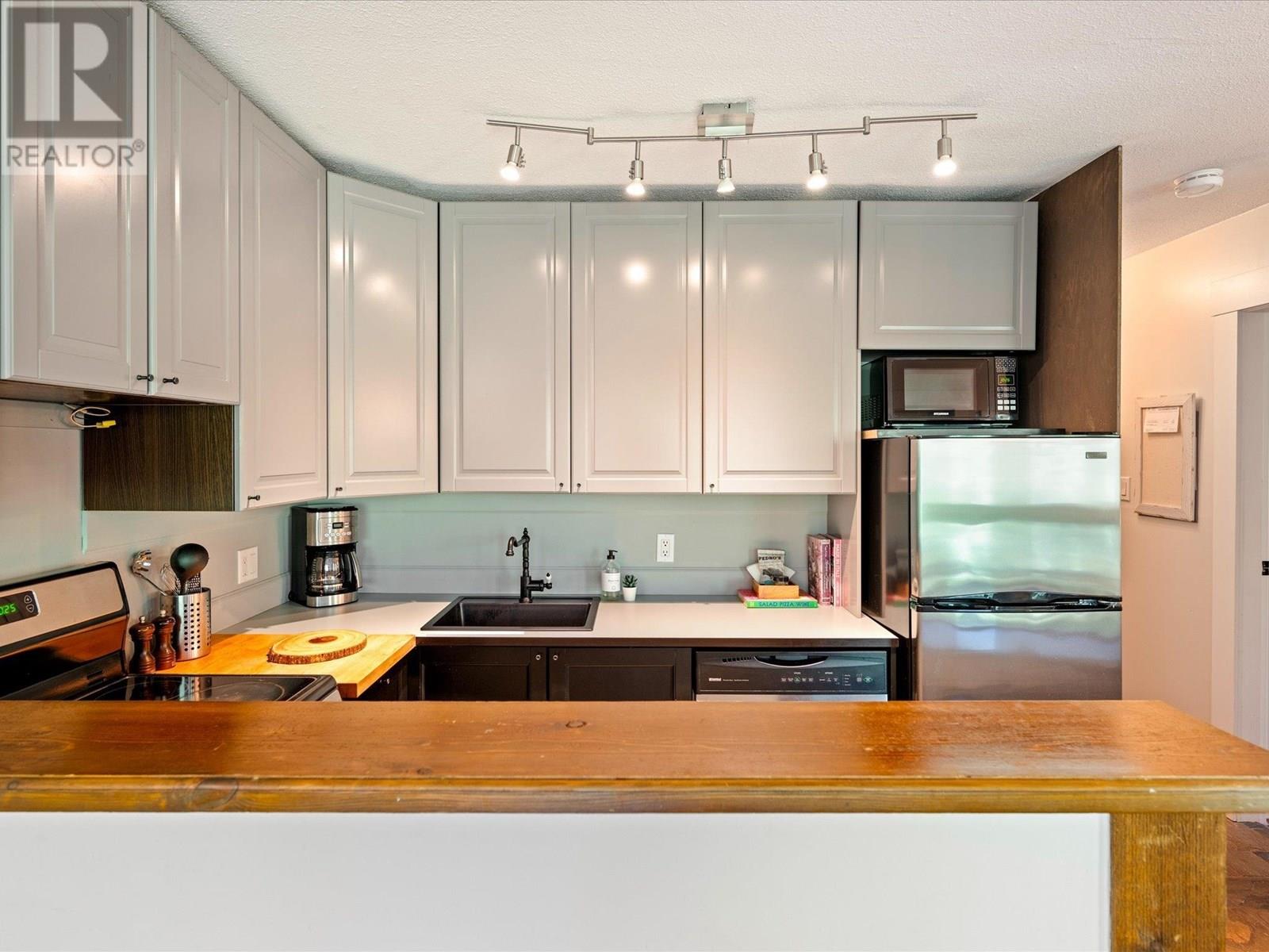 1 2240 GONDOLA WAY, Whistler