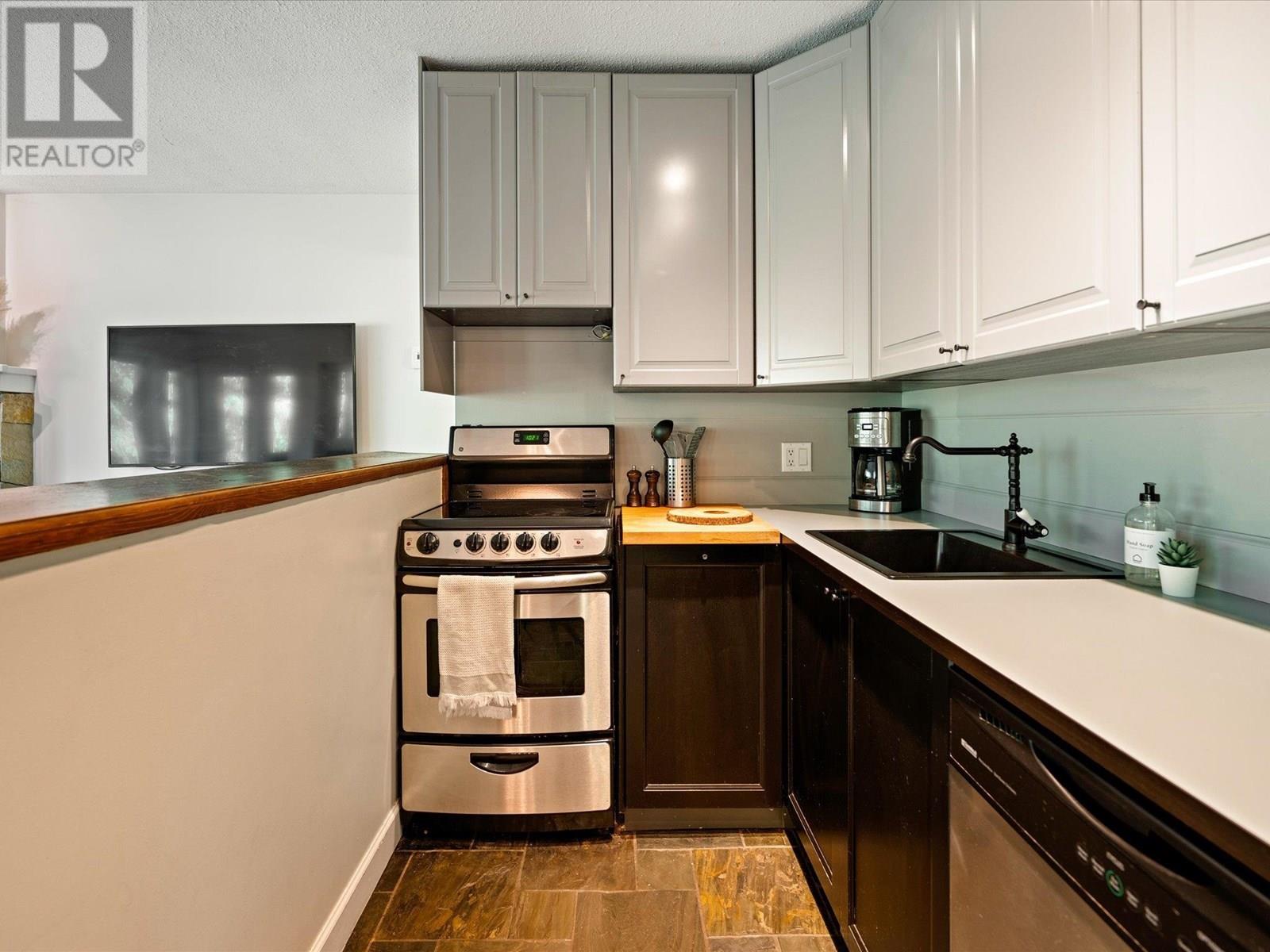 1 2240 GONDOLA WAY, Whistler